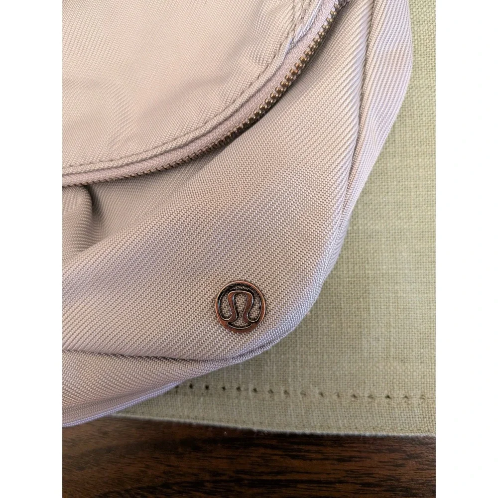 Lululemon‎ Everywhere Belt Bag Small Crossbody Messenger Bag Grey Nylon